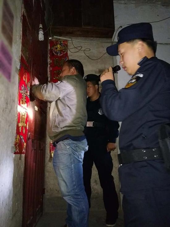 朔州粗心妈妈误将幼女锁家中 民警全城寻开锁师傅开门